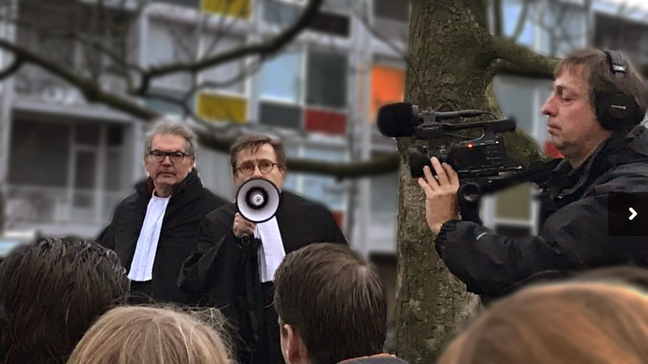 Cameraman Jan Willem Looze filmt een demonstratie van advocaten van de Nederlandse Orde van Advocaten